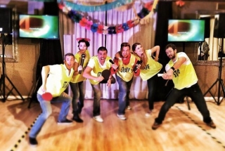grupo de trabajadores cantando en un karaoeke.jpg